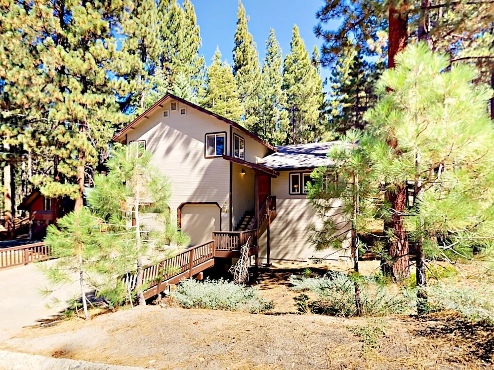 4BR House in the Pines w Hot Tub by RedAwning