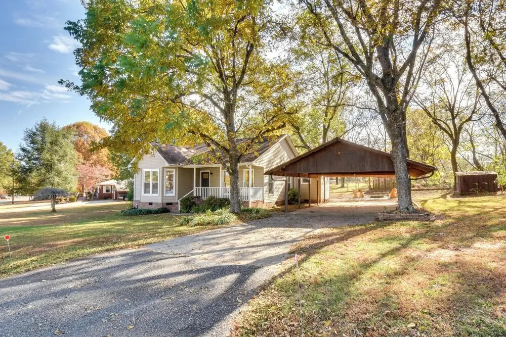 Tranquil Travelers Rest Home w/ Fire Pit!