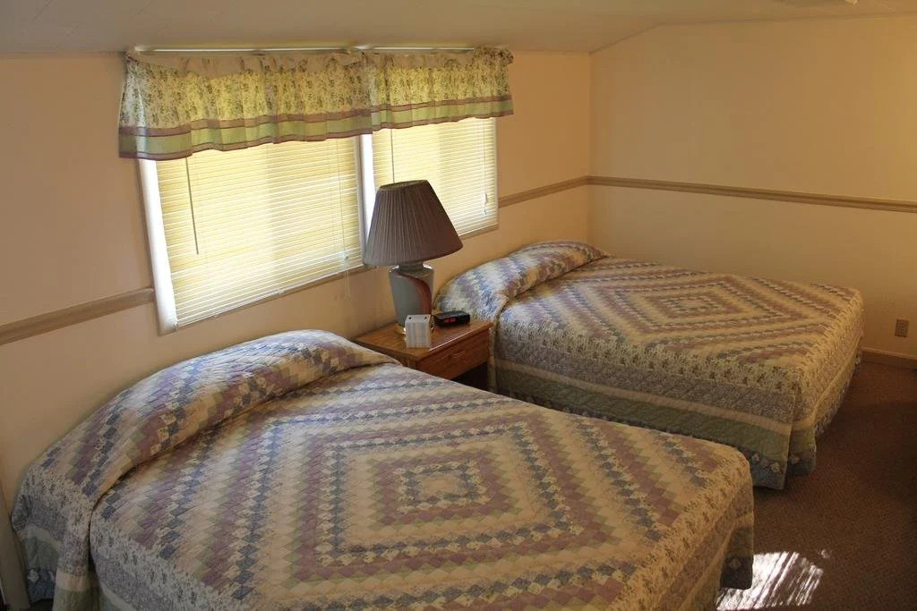 Twin Lakes Lodge