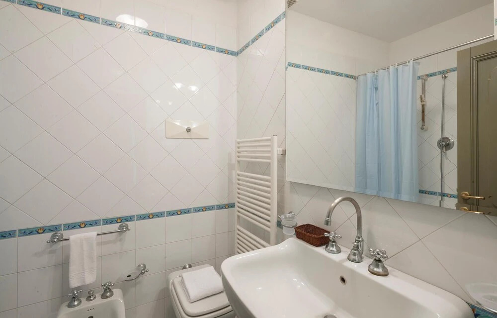 Beautiful Apartment in Pesaro With Wifi and 4 Bedrooms