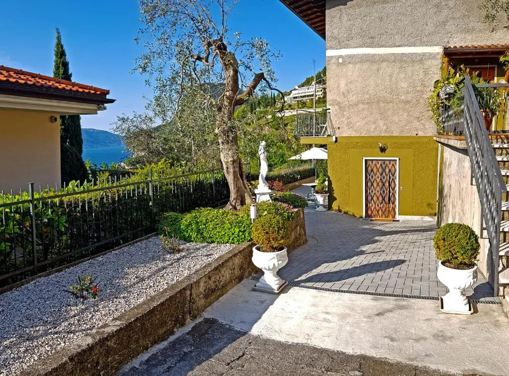 Bellavista lago Apartment patio and view by Gardadomusmea