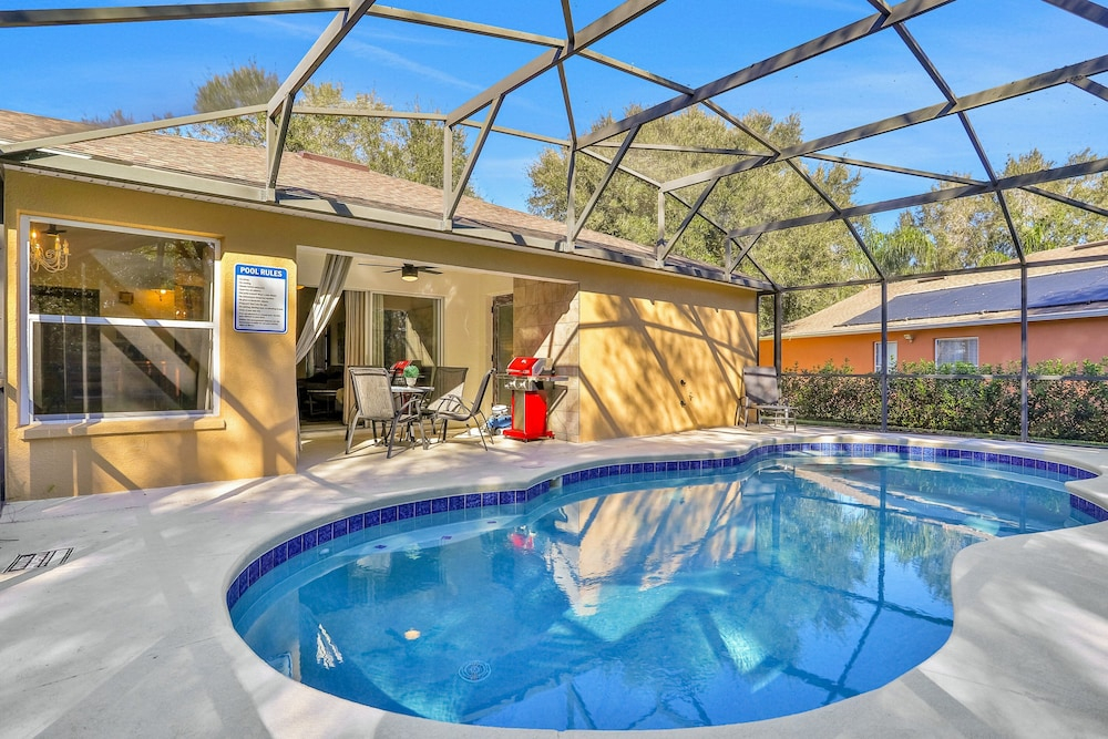Peaceful Home With an Enclosed Patio, Pool, Grill, Washer/dryer, & AC