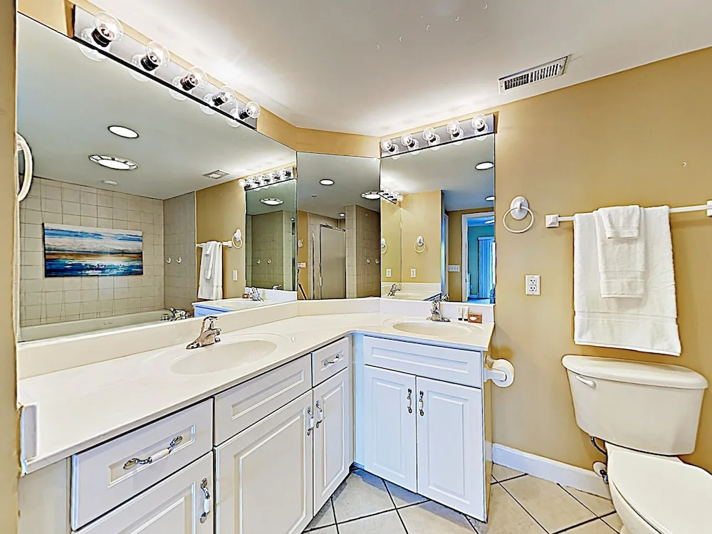 New Listing! Ocean-view W/ Rooftop Pool 4 Bedroom Condo