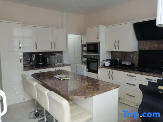 Room-charming Bradford Room to Rent With