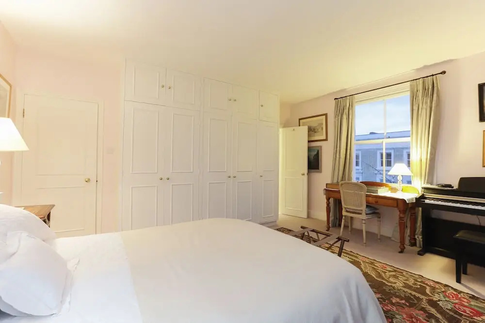 JOIVY Attractive Chelsea Apartment Sleeps 4