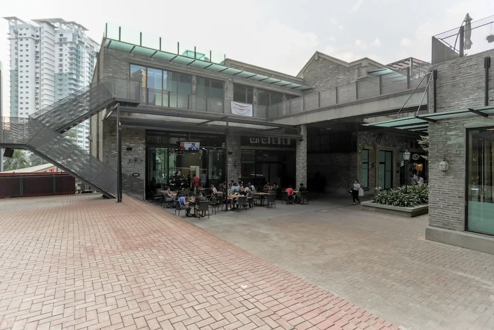 Luzzeri Suite Empire Damansara