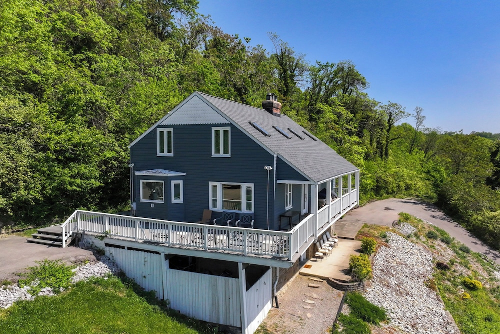 Wooded Apt w/ River Views, 3 Mi to Dtwn Cincinnati