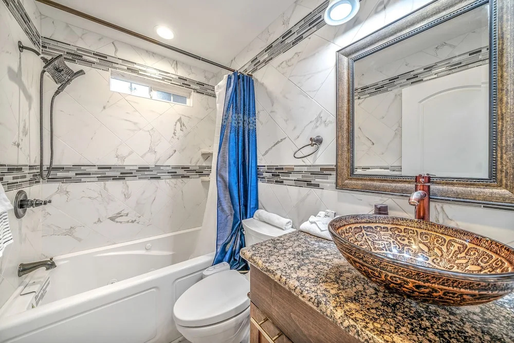 Fully Updated 3 BDR Seaside Home Minutes to Beach!