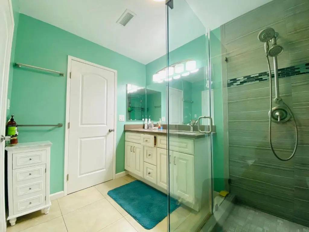 Costa Mesa Homestay - Private Rooms with 2 Shared Baths and Hosts Onsite