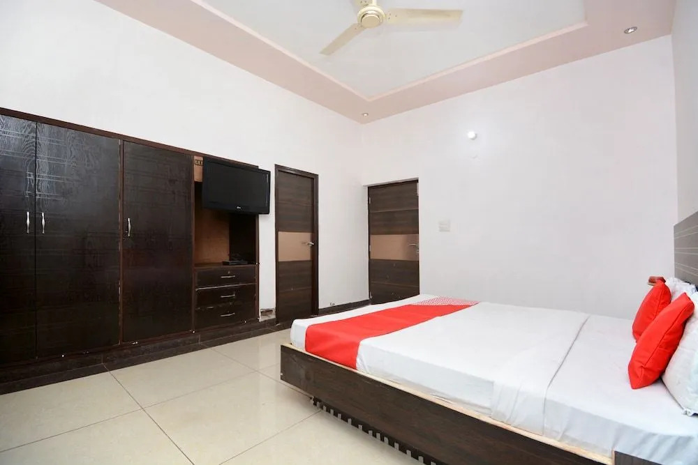 OYO 31031 Ds Royal Guest House