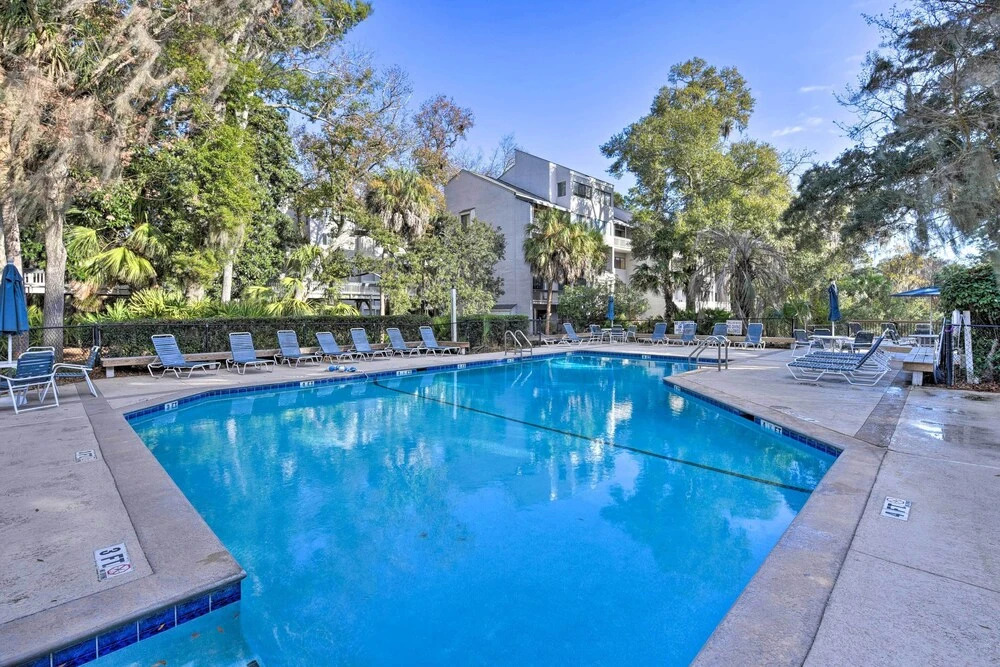 Hilton Head Island Condo w/ Deck < 1 Mi to Beaches