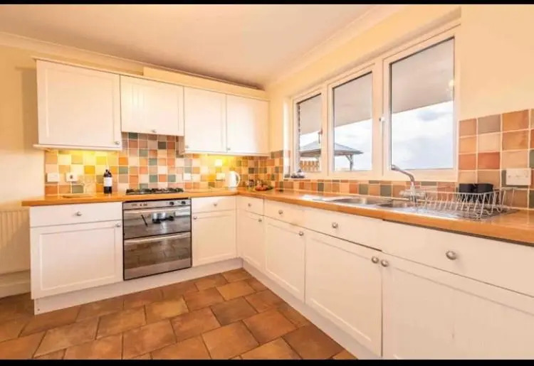 Fantastic spacious house with beautiful panoramic views of the bay Only a few minutes walk from beach harbour and restaurants This house has 3 bedrooms 3 bathrooms and 2 lovely sitting rooms