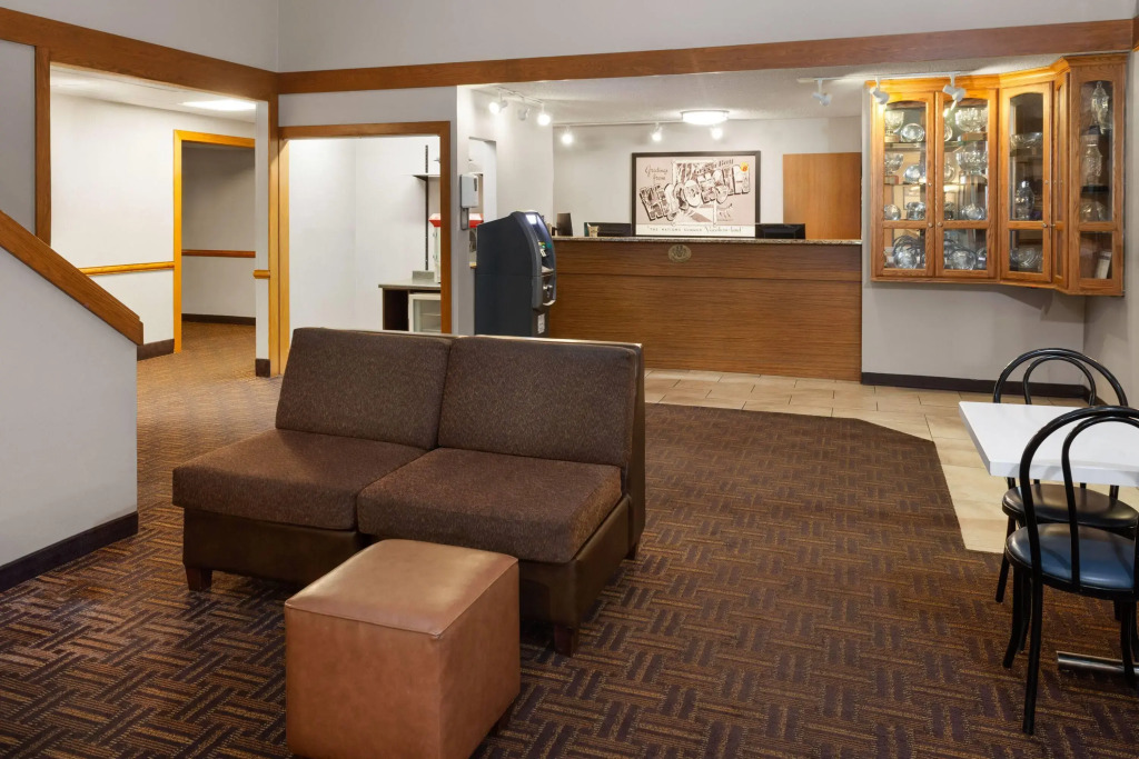 Super 8 by Wyndham Green Bay Near Stadium