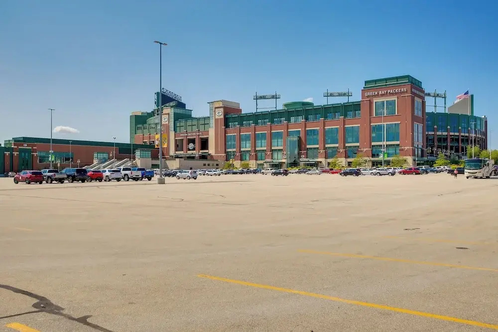 Retro Green Bay Home: Steps to Lambeau Field!