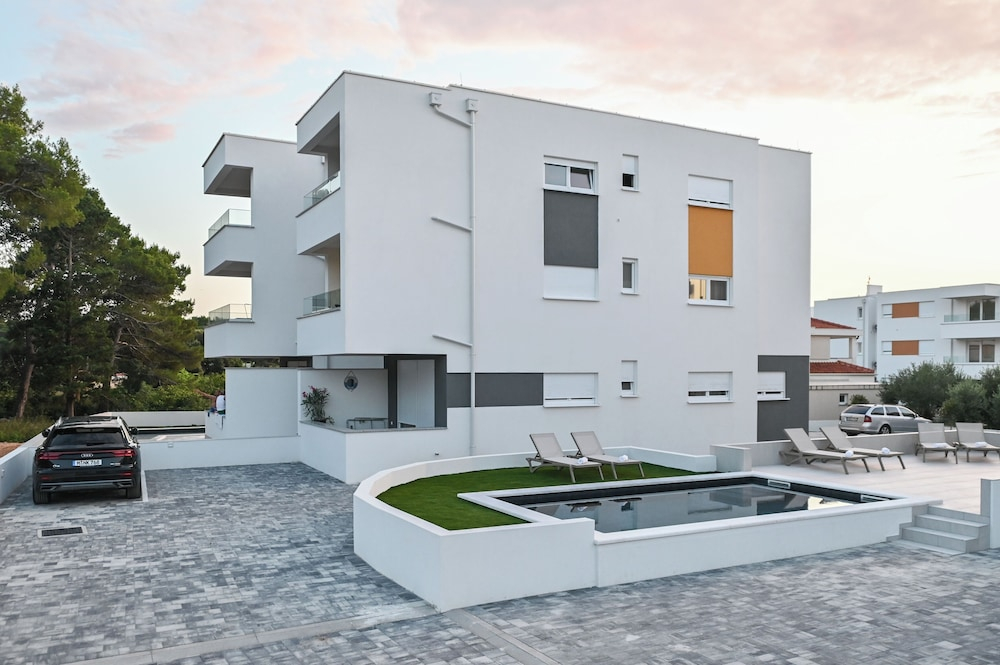 Pool apartments Break B