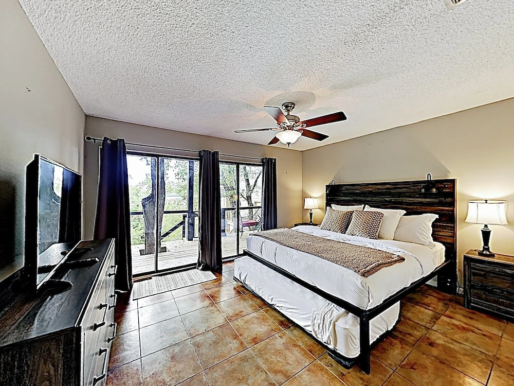 New Listing! Stunning Lakefront W/ Hot Tub & Cove 4 Bedroom Home