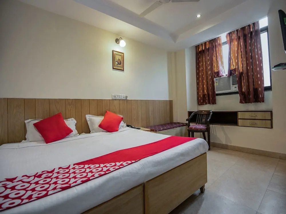 OYO Flagship 15411 pachim vihar metro station