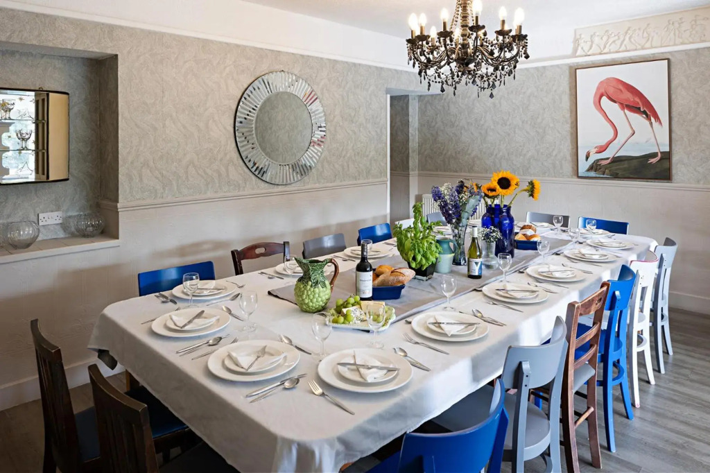 The Elmfield, 8 Bed Villa with heated indoor Swimming Pool and Cocktail Bar