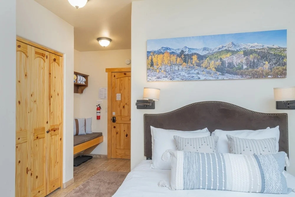 Giant Riverfront Deck W Grill, Tons Of Space @ Viking Lodge 100ab 4 Bedroom Condo by RedAwning