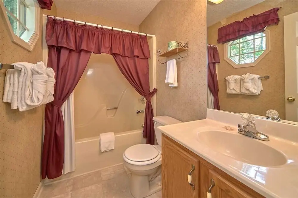 Mountain Hideaway 1 Bedroom Home with Fireplace