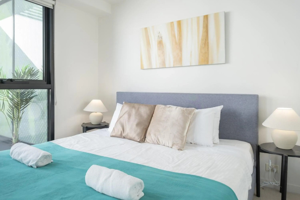 Rooftop 2BRapt in Abbotsford+King bed+WIFI+Parking