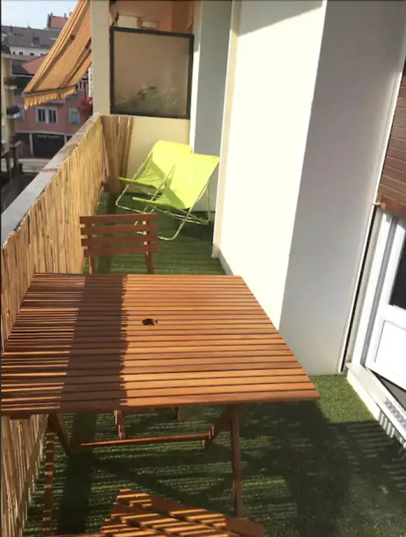 Hyper center, terrace on the canal