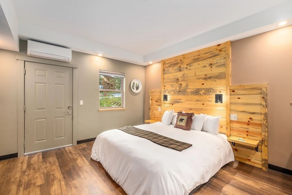 Solitude Bear Room Ada 103 - Estes Park 1 Bedroom Studio by RedAwning