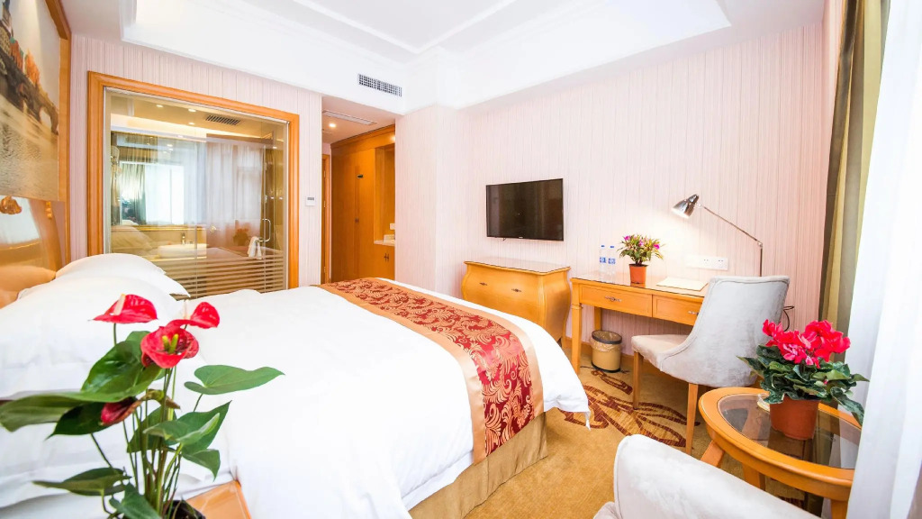 Vienna Hotel Whhan xingye road stone bridge subway station store