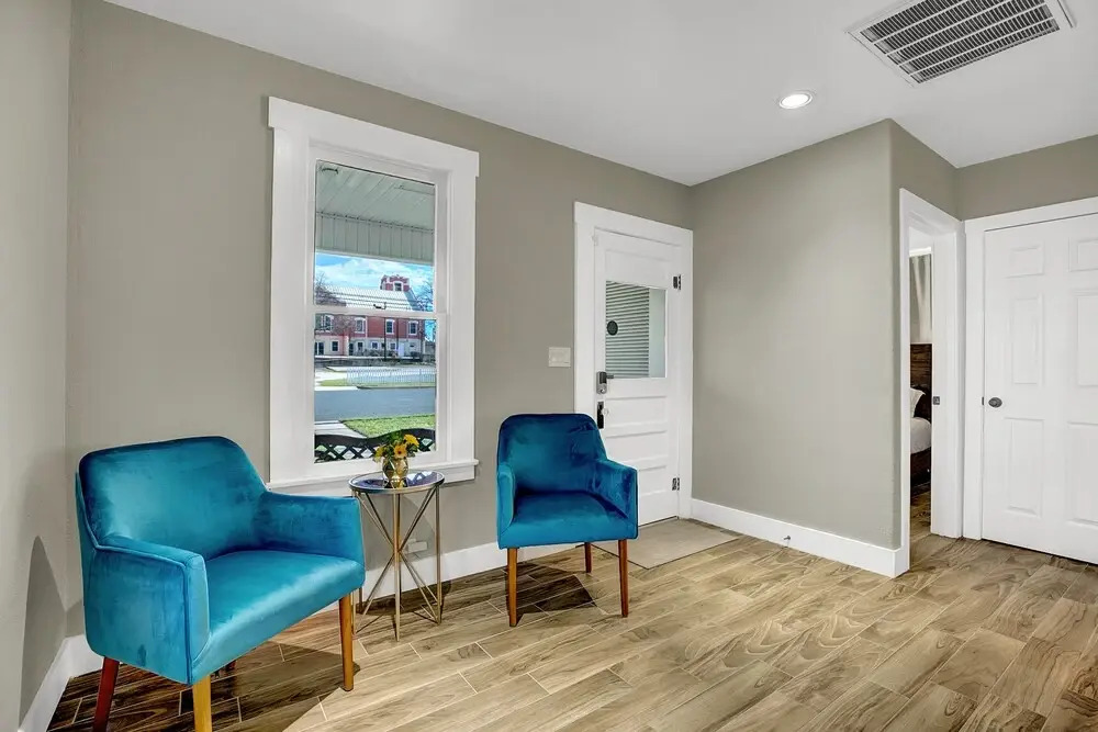 Luxury Home 1 Block To Main W/hot-tub