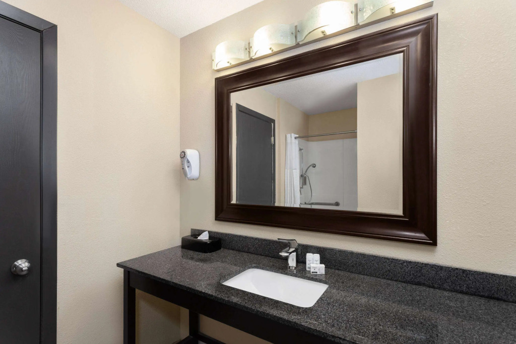 Super 8 by Wyndham Copley Akron