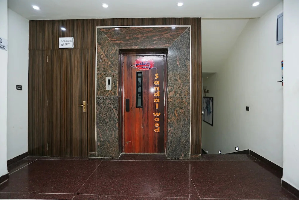 OYO 8183 Hotel Sandal Wood