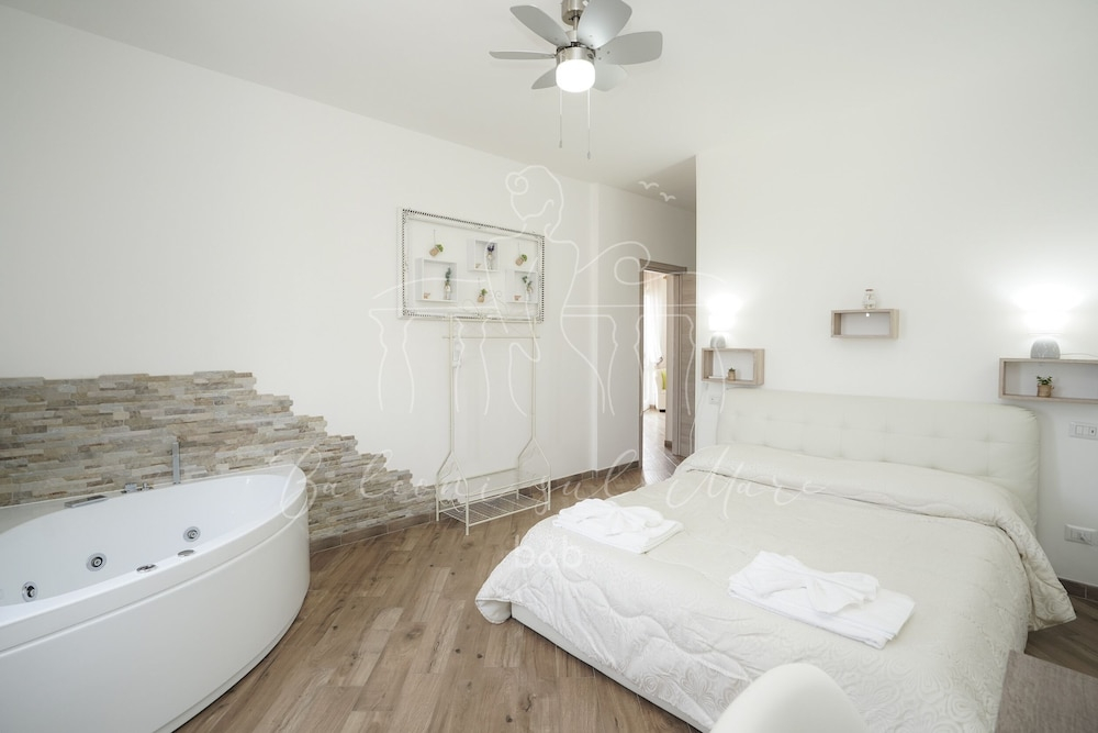 Room in B&B - B&B Balconi Sul Mare Deluxe Room With Hydromassage "madonna Dell'altomare"