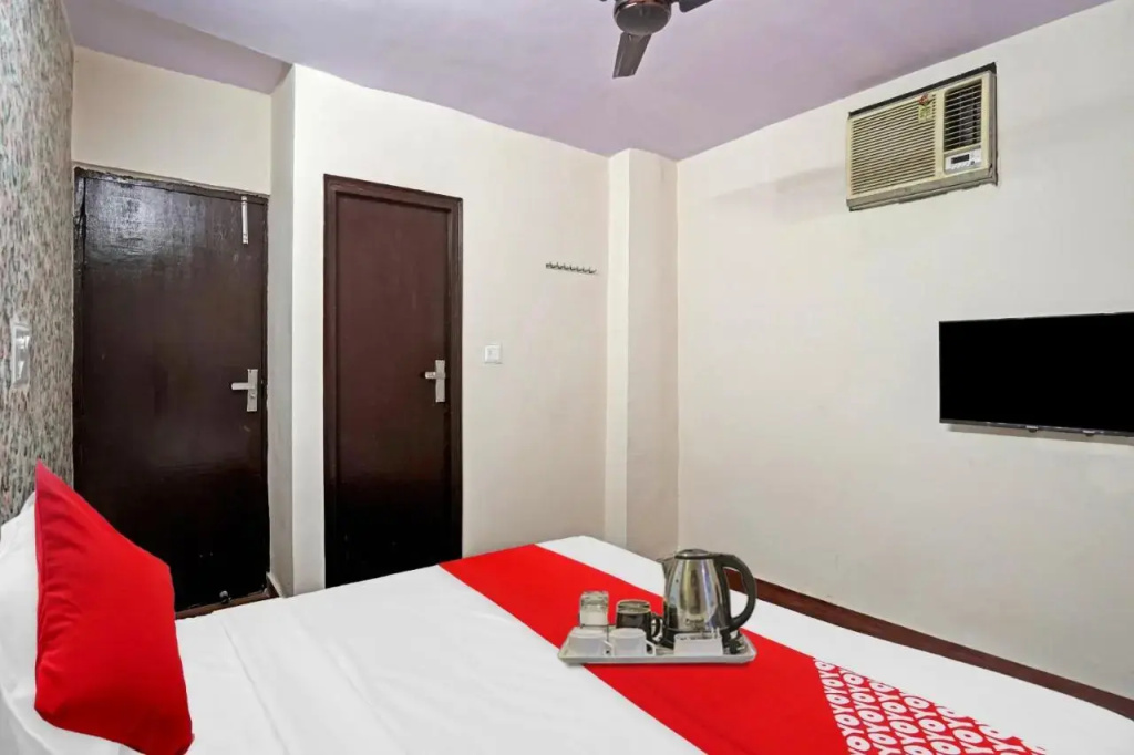 OYO Flagship 70188 S R Hotel
