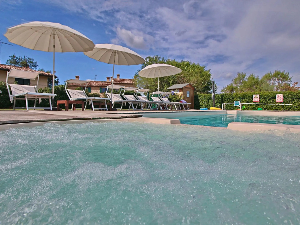 Cottage in Montelabbate with Pool & Forest