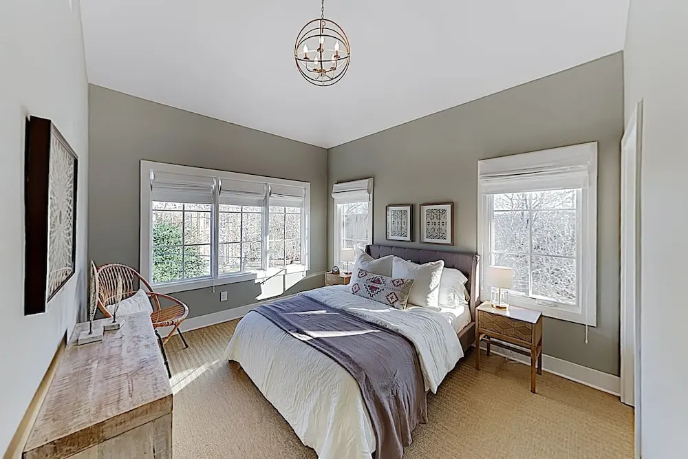 New Listing! Stylish All-suite End Unit W/ Garage 3 Bedroom Townhouse