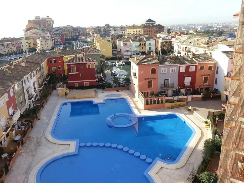 Valencia, Ideally Located 3Bed-2Bath Apart.Few Mints Walk From Beach,Pool,Shop.