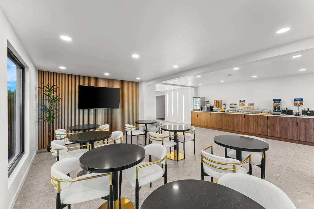 Отель Clarion Pointe