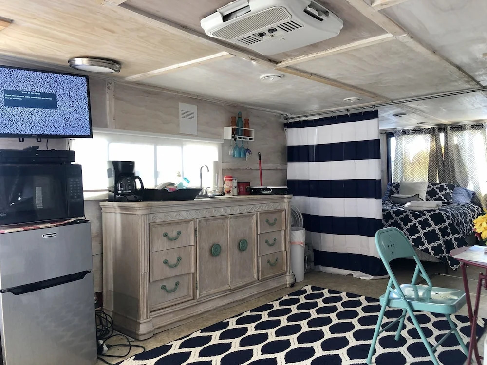 Harbor Houseboat