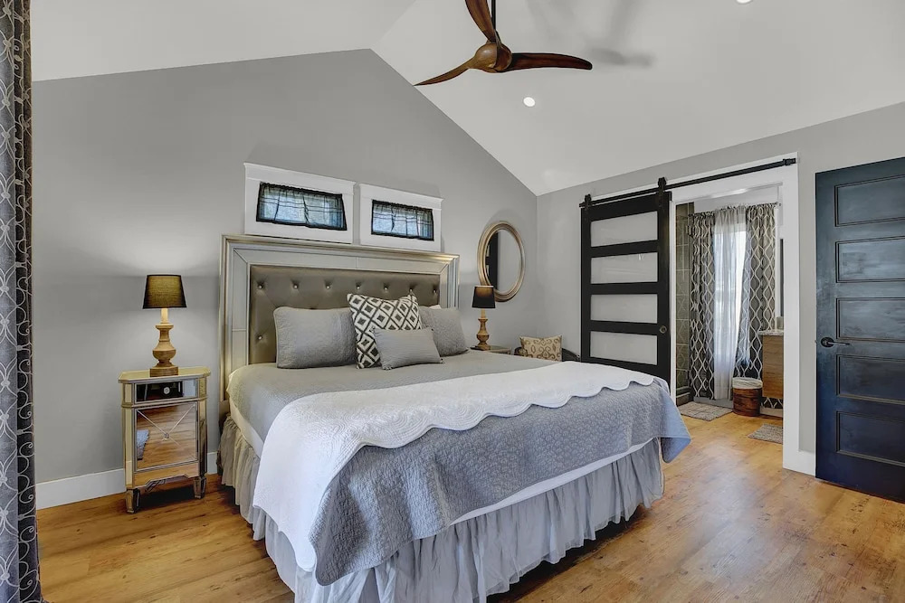 New! Luxury Home 1blk From Main St W/hot-tub&grill