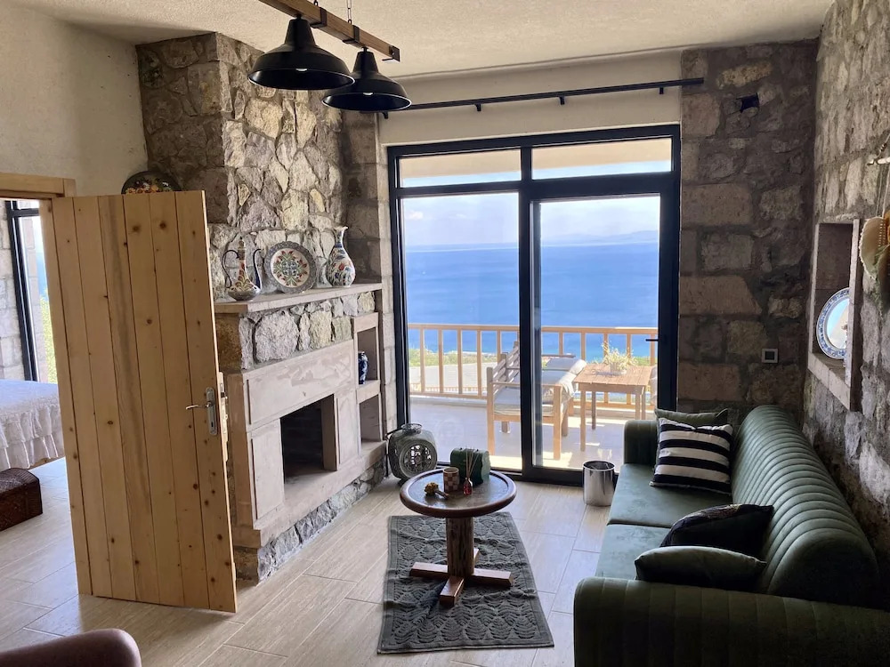 Assos Karadut Taş Otel