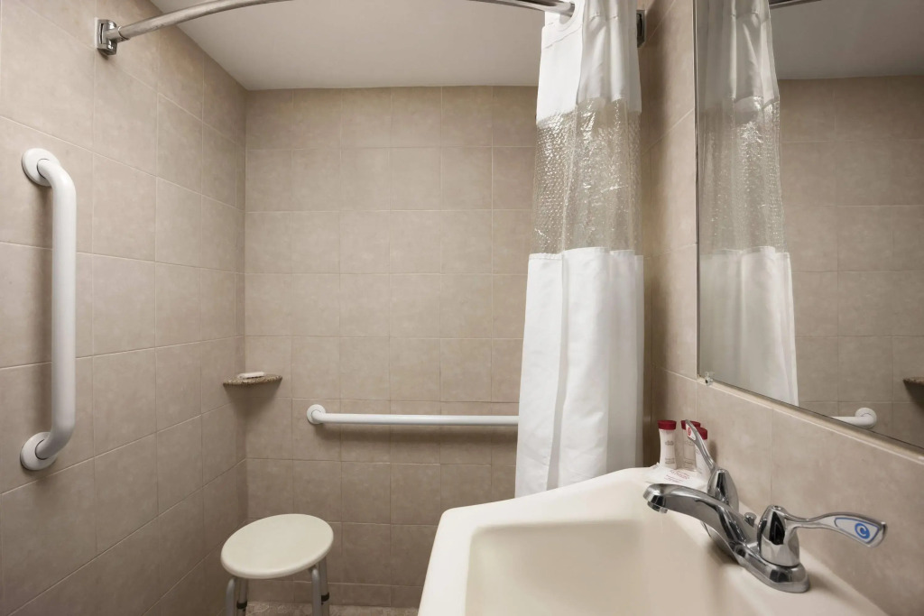 Ramada by Wyndham Rockville Centre