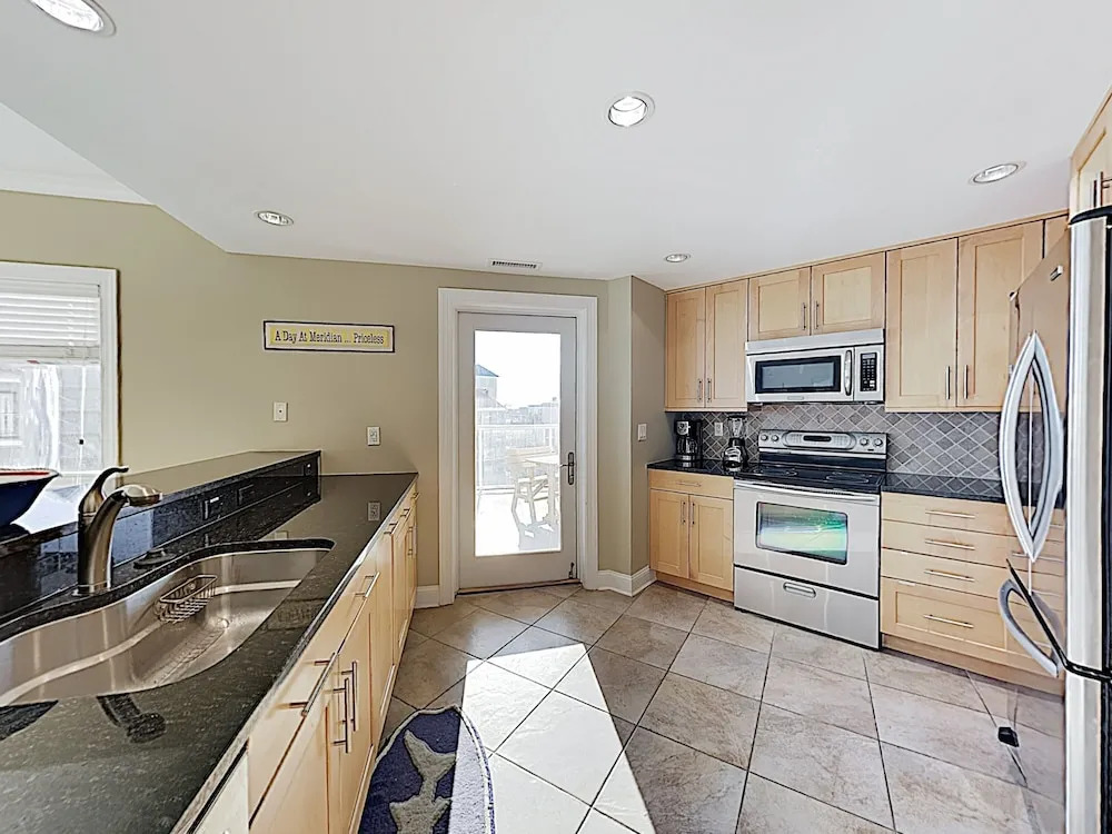 Steps To Beach! W/ Pool & Ocean Views 4 Bedroom Condo