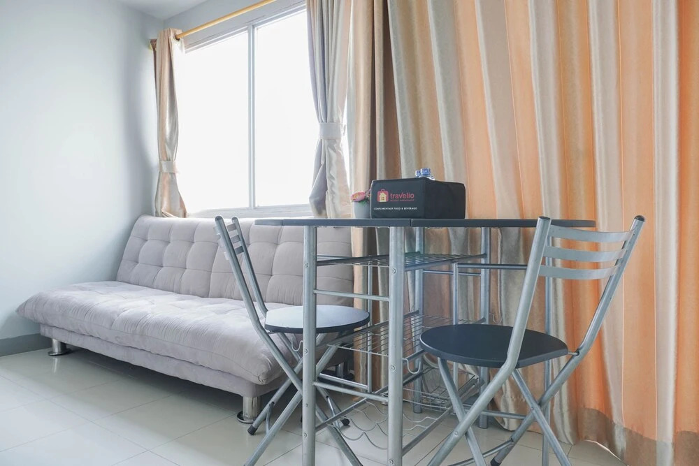 Warm And Homey Studio At Seasons City Latumenten Apartment