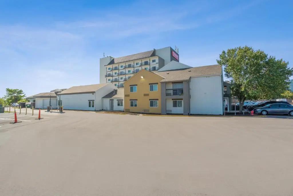 Orangewood Inn & Suites Kansas City Airport