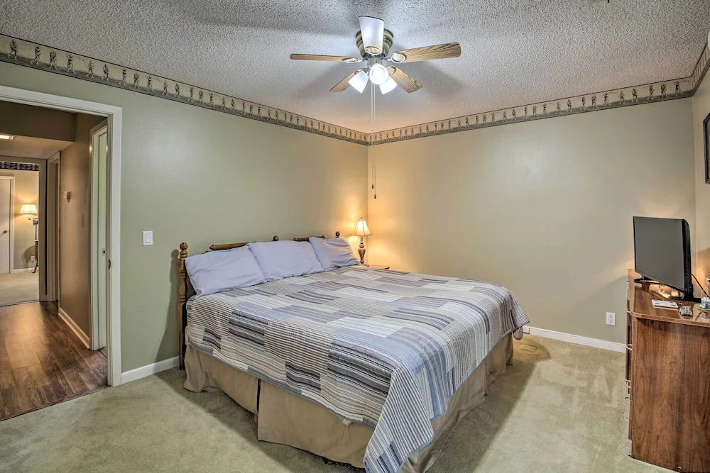 3 Mi to Golf Hot Springs Village Retreat with Deck