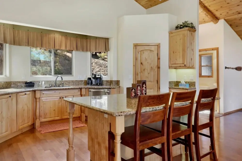 2079-moonridge Manor 3 Bedroom Home by Redawning