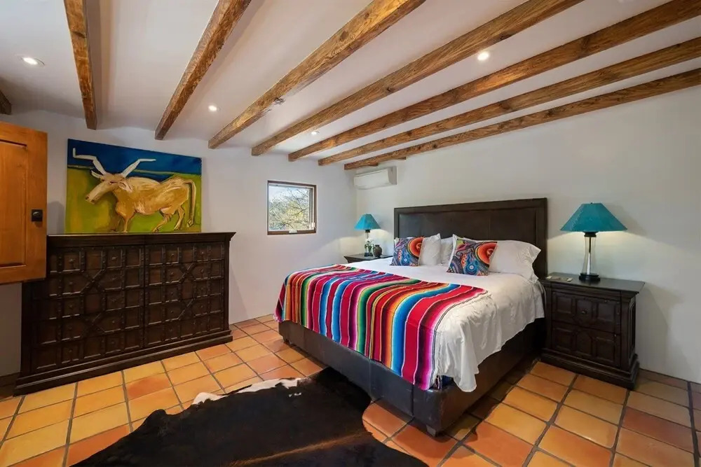 Dancing Hare - Colorful and Inviting Tesuque Home Right Next to Bishop`s Lodge