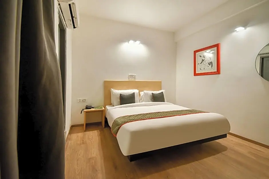 OYO Townhouse 263 Hotel Luxurs Shri Gopal Nagar
