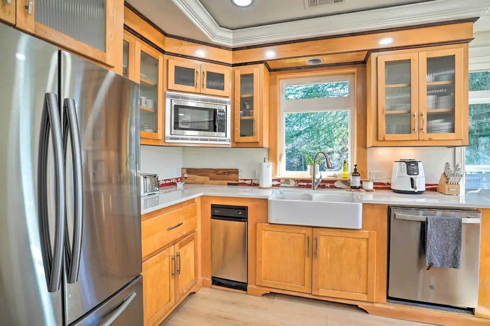 Luxe Getaway w/ Riverfront Views in Grants Pass!