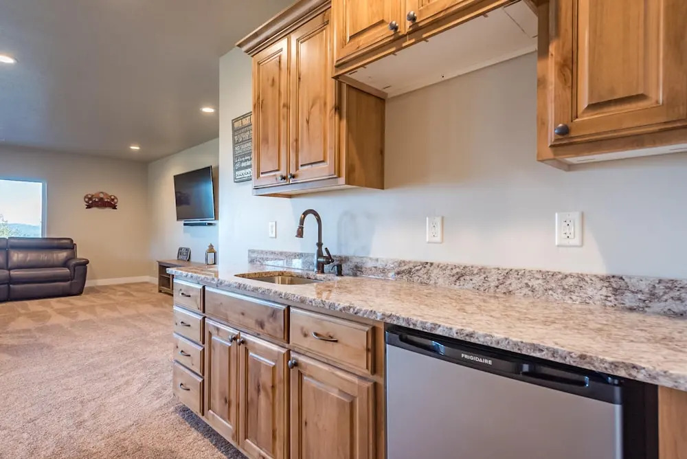 Floor to Ceiling Lake Views - Perfect Family Getaway